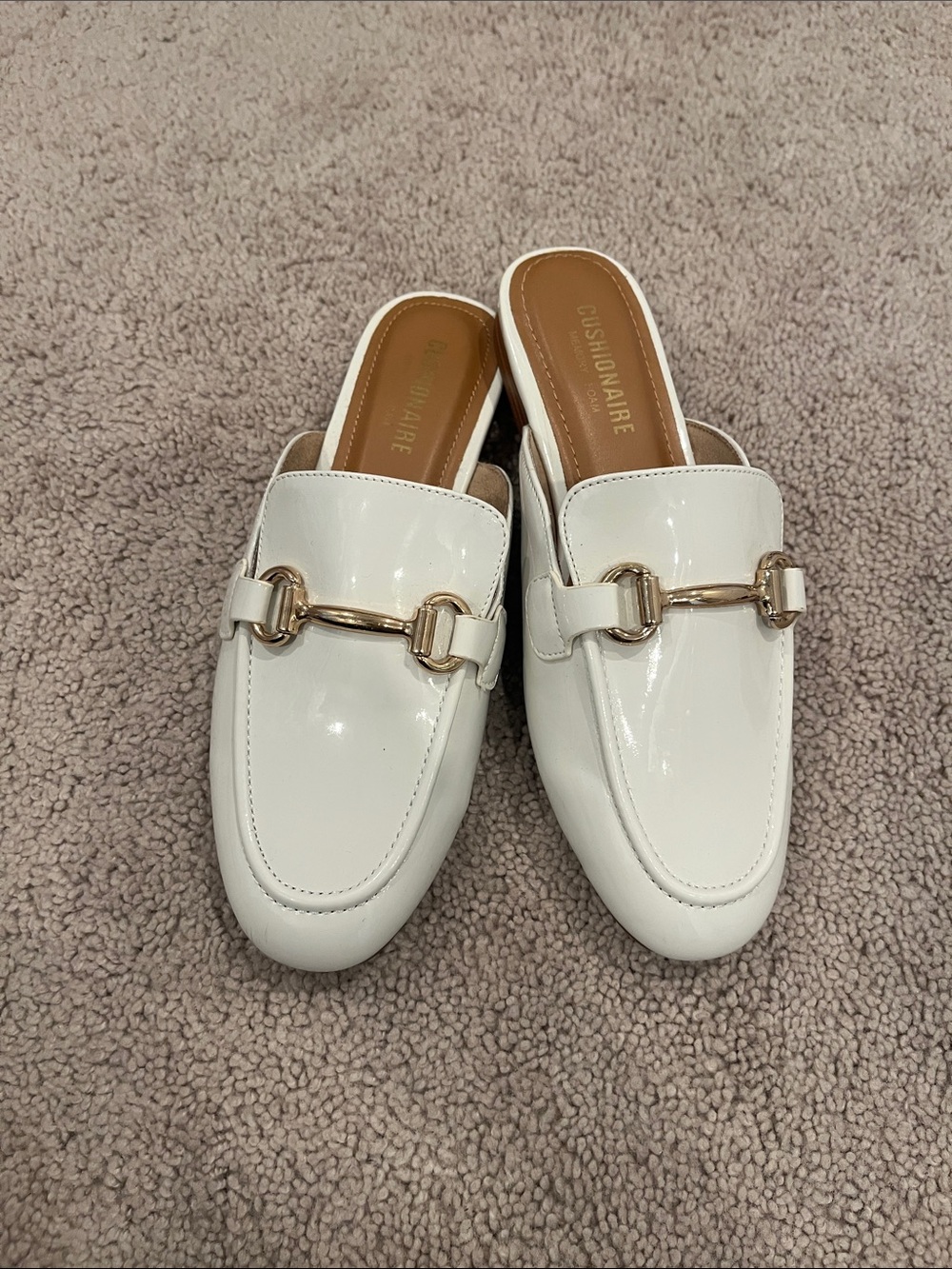 Cushionaire White Patent Leather Slip-On Mules with Gold Bit